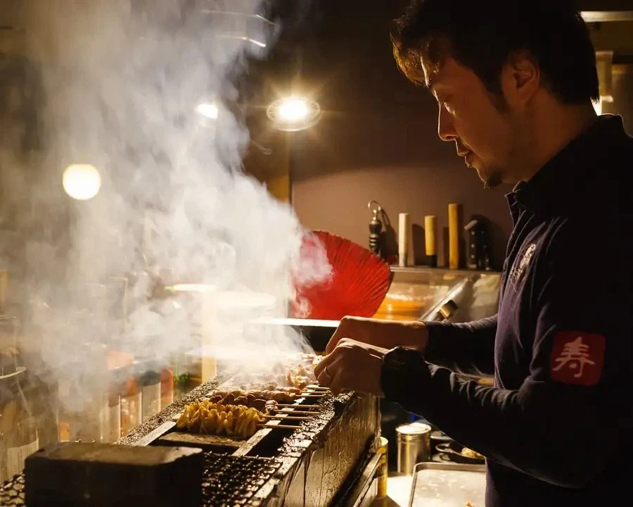 炭の火加減を見ながら一本ずつやきとりを焼く店主