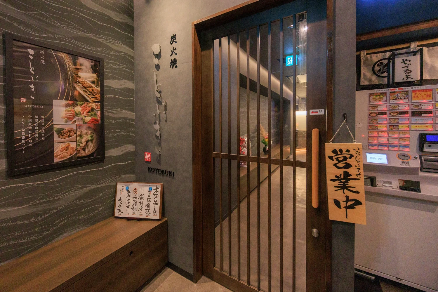 木と柔らかな灯りに迎えられることぶきの入口