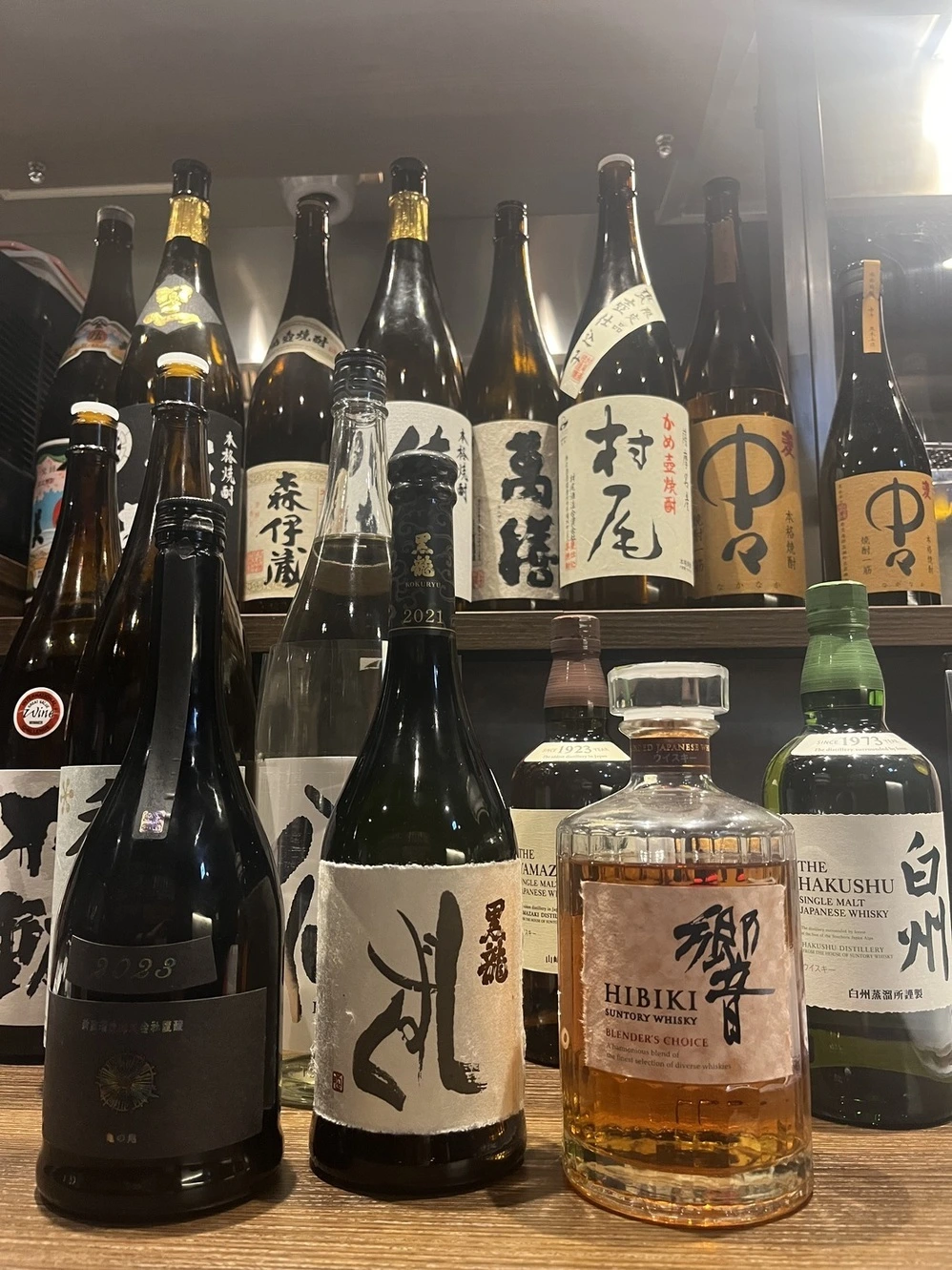 店内に並ぶ日本酒・焼酎・ウイスキーのボトル