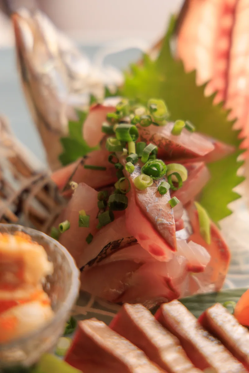 薬味を添えた刺身の盛り合わせ