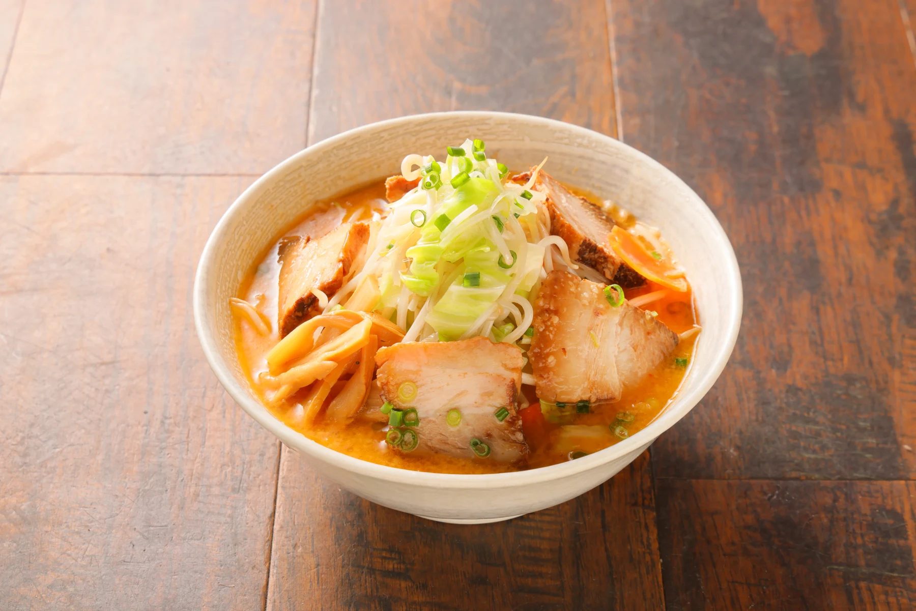 味噌野菜タンメン（チャーシューのせ）。野菜とチャーシューをのせたらーめんを斜めから撮影した写真