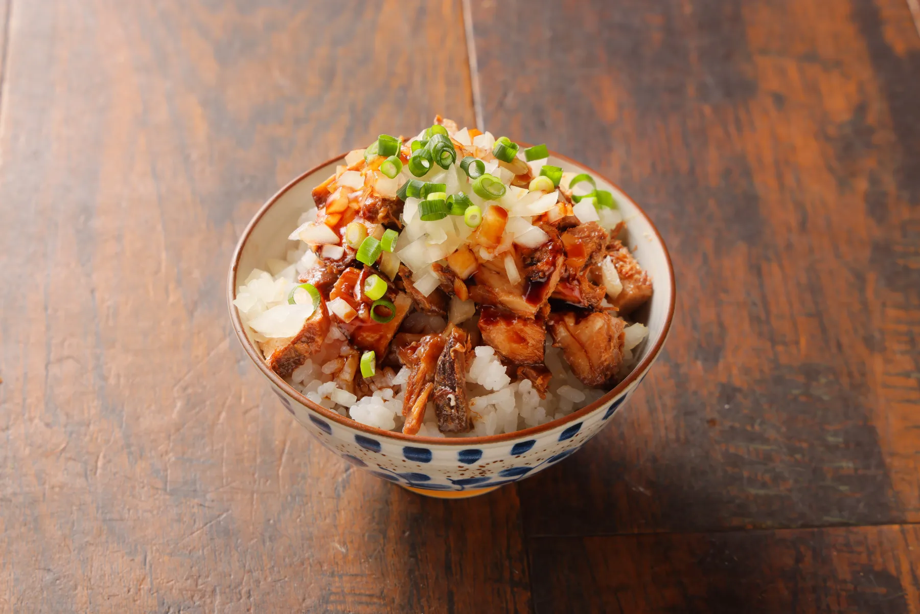 チャーシュー丼。ごはんと具材を盛り付けた小さな丼の写真