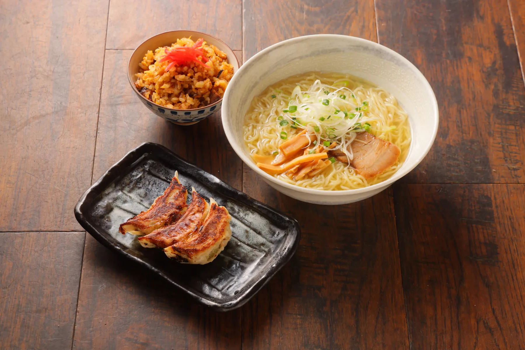 らーめん、ごはん、餃子を並べた食卓