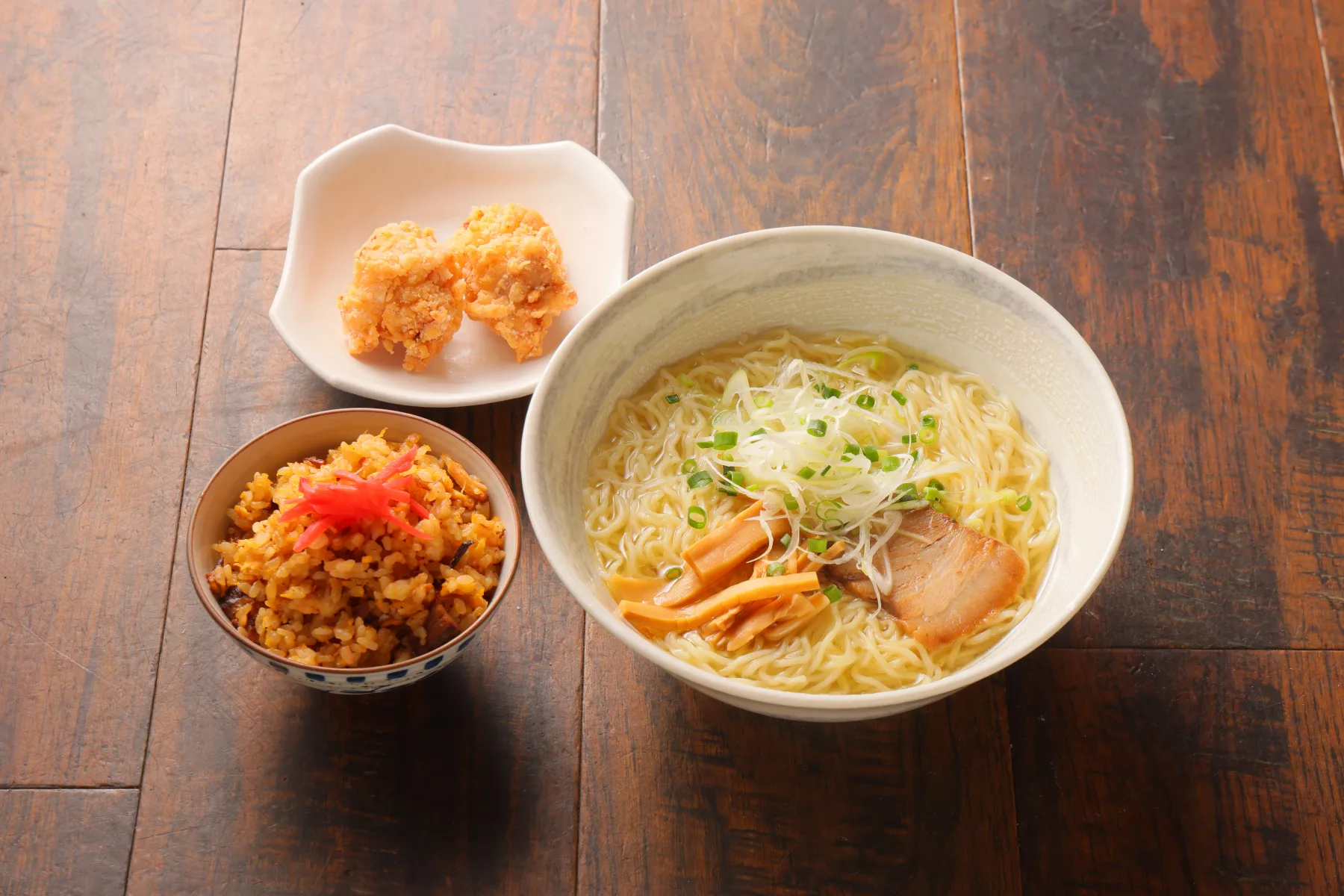 塩ラーメン・チャーハン・とりから。らーめん、ごはん、揚げ物を並べた食卓の写真