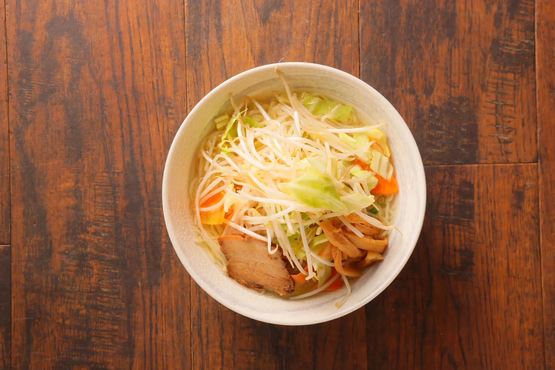 塩野菜タンメン。細切りの野菜をのせた白い丼を真上から撮影した写真