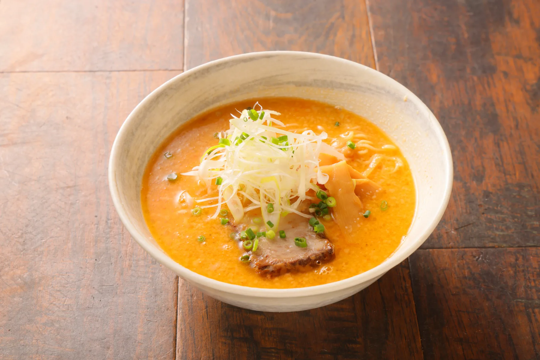 濃厚味噌ラーメン。白い丼のらーめんを斜めから撮影した写真