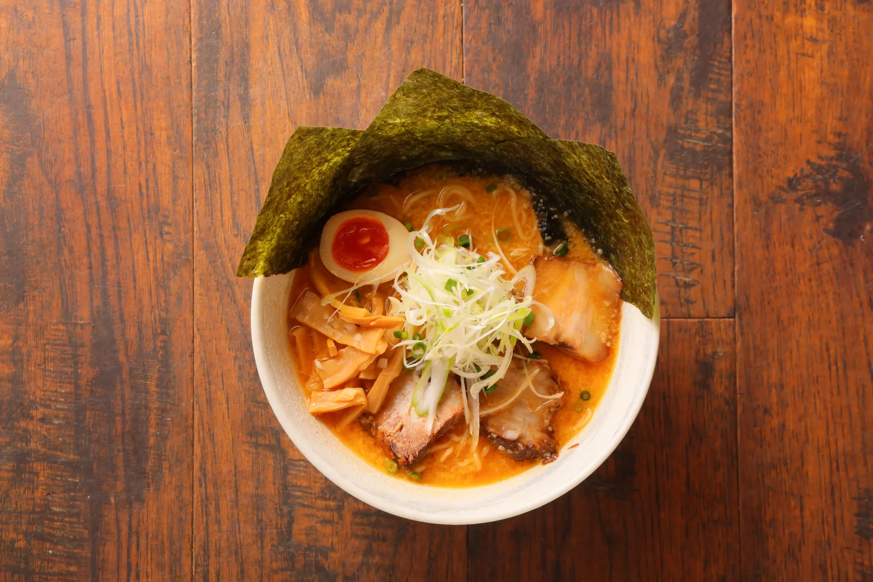 全部のせDX味噌ラーメン。海苔と卵を添えたらーめんを真上から撮影した写真