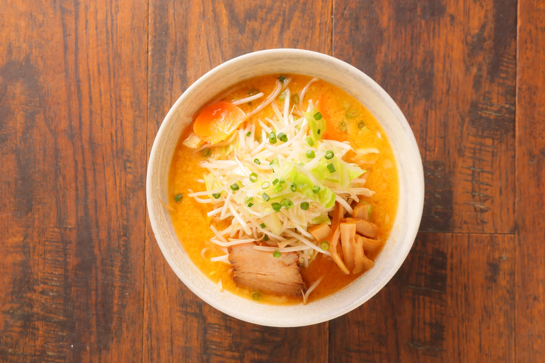 味噌野菜タンメン。野菜とチャーシューをのせたらーめんを真上から撮影した写真