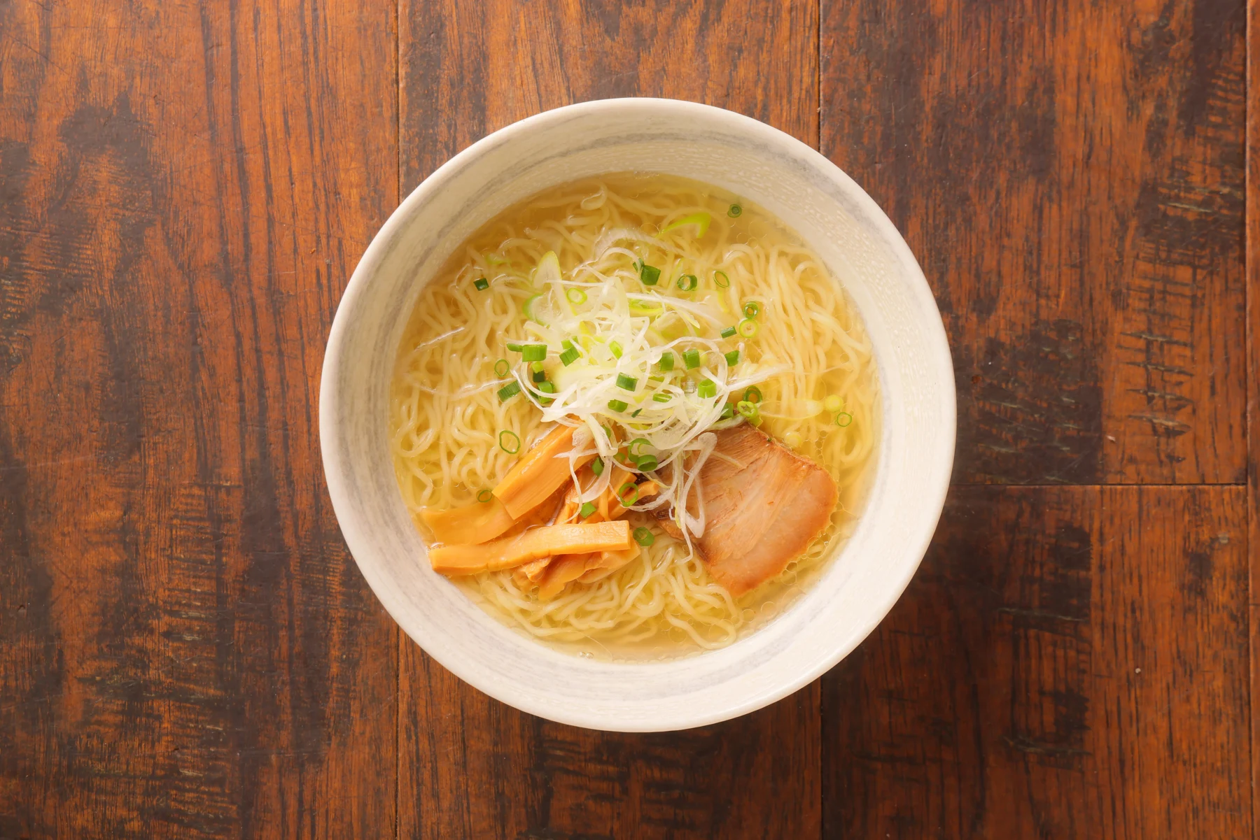 淡麗塩ラーメン。塩らーめんを真上から撮影した写真