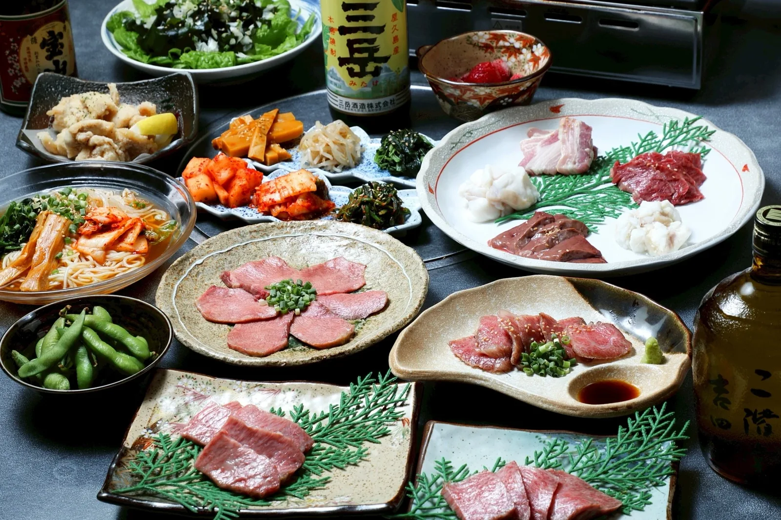 ことぶき苑の和牛焼肉と一品料理を並べたテーブル