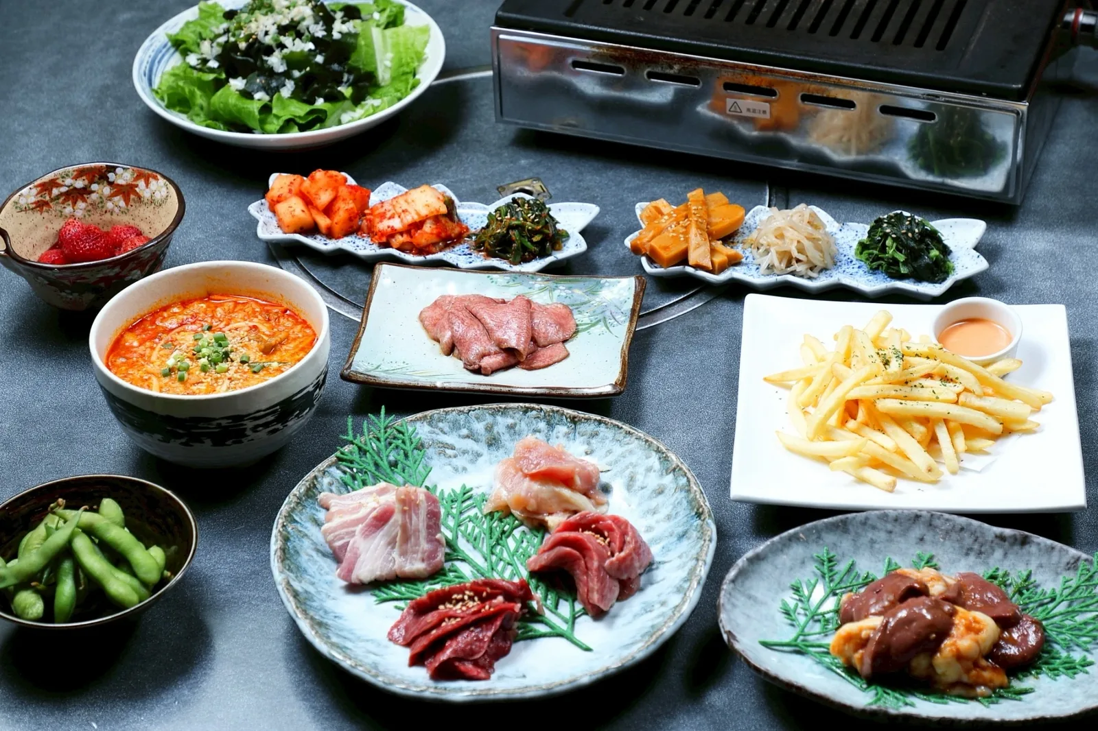 大皿でシェアする焼肉と一品料理（イメージ）